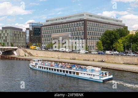 Una barca da diporto sul fiume Sprea, Berlino, Germania Foto Stock