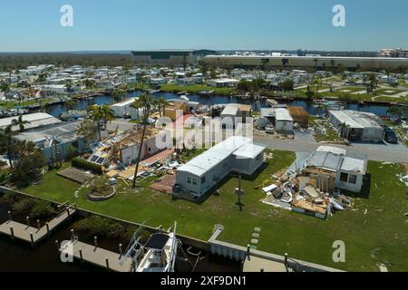 Danni alla proprietà causati da forti venti di uragano. Case mobili nell'area residenziale della Florida con tetti distrutti. Conseguenze del disastro naturale. Foto Stock