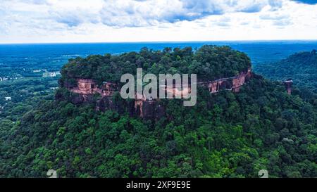 Phu Thok o Wat Chetiyakhiri, splendido paesaggio montano con scogliere rocciose e ponti di legno su alte scogliere, provincia di Bueng Kan, Thailandia. Foto Stock
