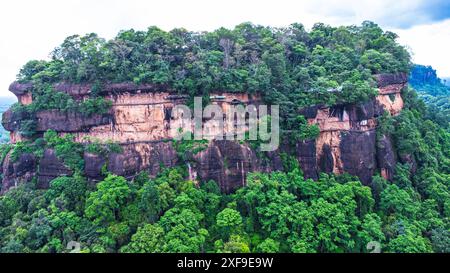 Phu Thok o Wat Chetiyakhiri, splendido paesaggio montano con scogliere rocciose e ponti di legno su alte scogliere, provincia di Bueng Kan, Thailandia. Foto Stock
