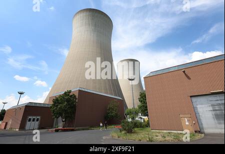 Grafenrheinfeld, Germania. 26 giugno 2024. I giornalisti camminano di fronte alle torri di raffreddamento della centrale nucleare dismessa durante una conferenza stampa. Crediti: Karl-Josef Hildenbrand/dpa/Alamy Live News Foto Stock