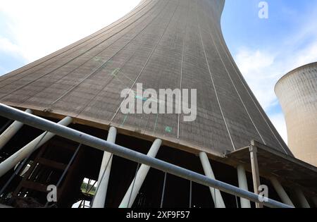 Grafenrheinfeld, Germania. 26 giugno 2024. Un marcatore per la demolizione prevista è fissato a una torre di raffreddamento della centrale nucleare dismessa. Crediti: Karl-Josef Hildenbrand/dpa/Alamy Live News Foto Stock