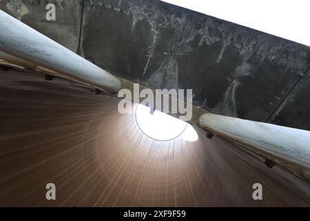 Grafenrheinfeld, Germania. 26 giugno 2024. Vista della parete esterna e dell'interno di una torre di raffreddamento della centrale nucleare dismessa. Crediti: Karl-Josef Hildenbrand/dpa/Alamy Live News Foto Stock