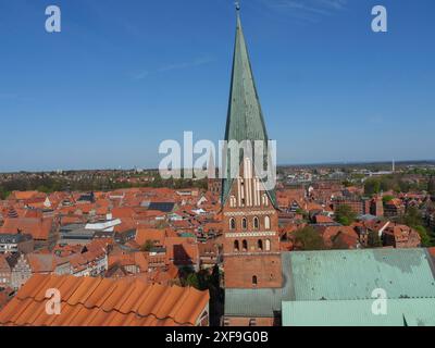 Vista aerea di una città storica con un'alta torre di chiesa e caratteristici tetti di tegole rosse, lueneburg, germania Foto Stock