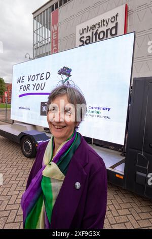 Professoressa Helen Pankhurst, pronipote di Emmeline Pankhurst e nipote di Sylvia Pankhurst. In occasione dell'anniversario dell'Equal Franchise Act 1928, Centenary Action ricorda alle persone che sono fatti, non parole, quando si tratta di votare le elezioni generali di giovedì. Nell'ambito dell'azione Centenaria della coalizione di campagna #SheVotes24, la coalizione non-partitica sta spingendo per infondere le donne al centro del processo decisionale. I nuovi sondaggi della coalizione rilevano che l'11% delle donne deve ancora decidere su chi votare e il 35% delle donne afferma che i partiti non si preoccupano del loro voto. Foto Stock