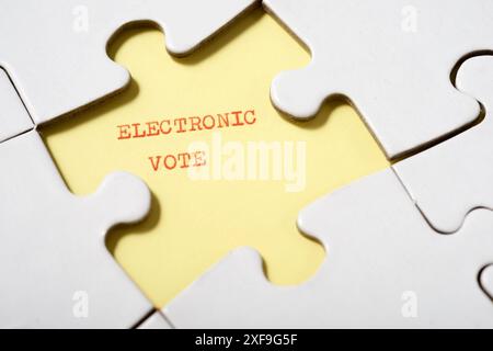 Testo di voto elettronico scritto con una macchina da scrivere. Foto Stock
