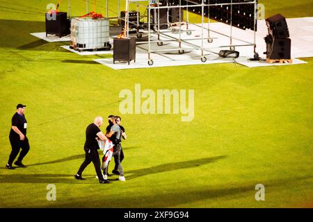 Tbilisi, Georgia - 20 giugno 2024: L'invasore di tifosi di calcio si è fermato colto dalla sicurezza dello stadio durante la partita di calcio. Calcio nazionale della Georgia Foto Stock