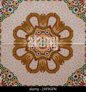 Mosaico tradizionale marocchino, che mostra intricati motivi geometrici Foto Stock