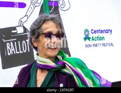 Professoressa Helen Pankhurst, pronipote di Emmeline Pankhurst e nipote di Sylvia Pankhurst. In occasione dell'anniversario dell'Equal Franchise Act 1928, Centenary Action ricorda alle persone che sono fatti, non parole, quando si tratta di votare le elezioni generali di giovedì. Nell'ambito dell'azione Centenaria della coalizione di campagna #SheVotes24, la coalizione non-partitica sta spingendo per infondere le donne al centro del processo decisionale. I nuovi sondaggi della coalizione rilevano che l'11% delle donne deve ancora decidere su chi votare e il 35% delle donne afferma che i partiti non si preoccupano del loro voto. Foto Stock