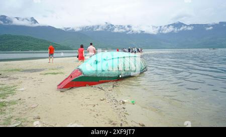 Persone che lavorano e vivono sull'acqua a ha Long Bay, Vietnam, Asia Foto Stock