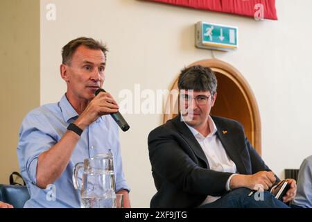 Jeremy Hunt affronta il liberale Paul segue le richieste elettorali a Godalming Surrey - elezioni 2024 Foto Stock