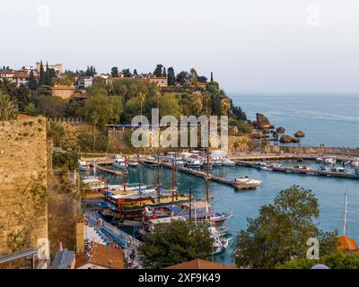 Antalya, Turchia 22 aprile 2024, Vista su un luogo popolare per i turisti porto di Antalya e porto a Turklye Foto Stock