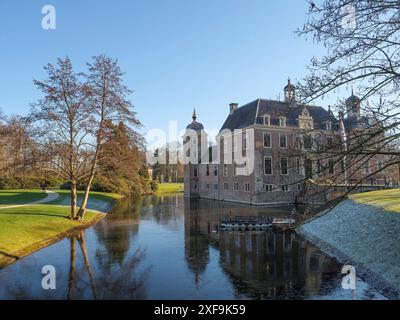 Un castello storico circondato da un parco e un fossato, sotto un cielo azzurro, ruurlo, gheldria, paesi bassi Foto Stock