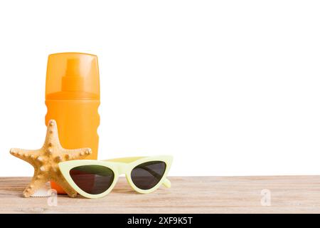 Cura della pelle professionale Summer Face. Flacon senza marchio con liquido idratante. Crema o lozione. Decorazioni estive, conchiglie e stelle marine, sul tavolo con l'ingegno Foto Stock