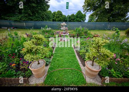 Londra, Regno Unito, 1 luglio 2024, RHS Hampton Court Palace Garden Festival apre dal 2 al 7 luglio 2024. La principale organizzazione benefica del giardinaggio del Regno Unito, che diffonde la gioia condivisa del giardinaggio a un pubblico di vasta portata, Andrew Lalchan Photography/Alamy Live News Foto Stock