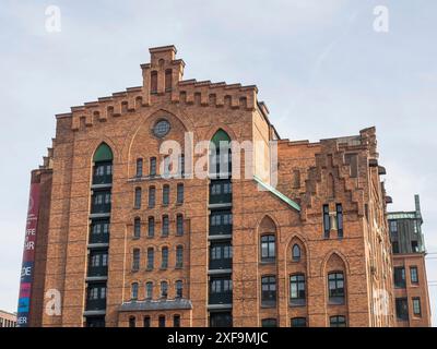 Grande edificio in mattoni rossi in stile gotico con molte finestre e forme suggestive, amburgo, germania Foto Stock
