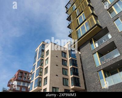 Moderno edificio residenziale con facciate colorate e grandi finestre sotto un cielo blu, amburgo, germania Foto Stock