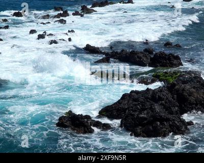 Mare disteso con grandi onde che si infrangono sulla costa rocciosa, puerto de la cruz, tenerife, spagna Foto Stock