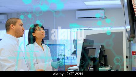 Immagine della codifica e della struttura molecolare su diversi scienziati che discutono al computer Foto Stock