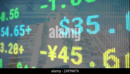 Immagine di un trading board multicolore, ingranaggi su una vista ad angolo basso degli edifici moderni contro il cielo Foto Stock