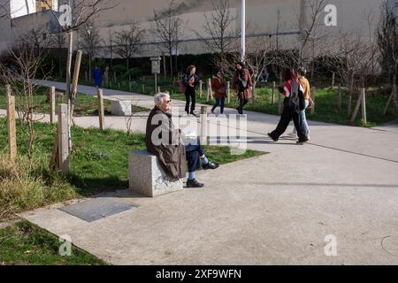 Una signora anziana prende un po' di sole nel Jardin Truillot, in una bella giornata di sole, a Parigi, in Francia. Foto Stock