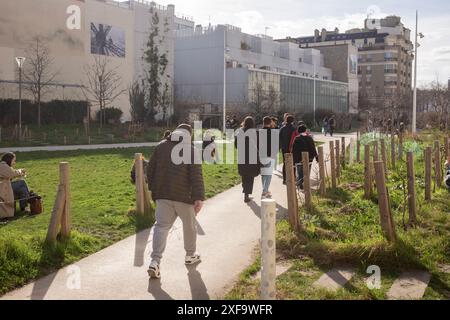 La gente cammina attraverso il Jardin Truillot, in una bella giornata di sole, a Parigi, in Francia. Foto Stock