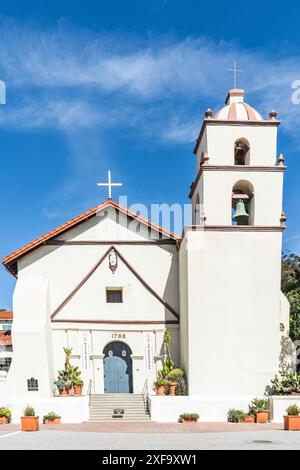 basilica storica della missione californiana di san buenaventura a Ventura, CA. Tiro verticale Foto Stock