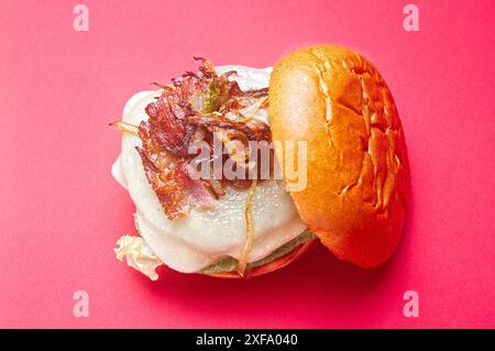 Hamburger di manzo asturiano. Pane Burger Brioche, cipolla, formaggio becom, senape, ketchup, su sfondo rosso. Spagna Foto Stock