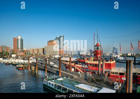 Vista del porto di Amburgo (Germania) poco prima del tramonto in primavera. Foto Stock