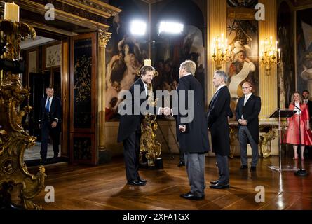 L'Aia, Paesi Bassi. 2 luglio 2024. L'AIA - Vincent Karremans, Segretario di Stato per la gioventù, la prevenzione e lo sport, e Re Willem-Alexander durante il giuramento dei nuovi segretari di Stato al Palazzo Huis Ten Bosch. ANP POOL REMKO DE WAAL paesi bassi Out - belgio Out crediti: ANP/Alamy Live News Foto Stock