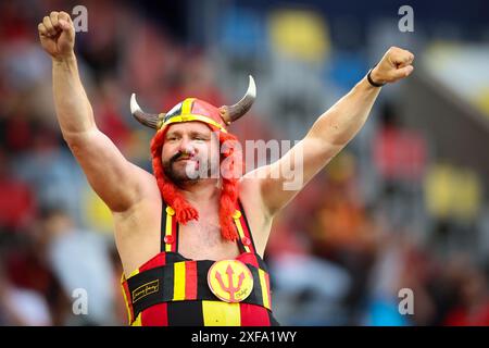 DUSSELDORF, GERMANIA - 01 LUGLIO: I tifosi belgi hanno preceduto il turno di UEFA EURO 2024 dei 16 incontri tra Francia e Belgio all'Arena di Düsseldorf il 1° luglio 2024 a Dusseldorf, Germania. © diebilderwelt / Alamy Stock Foto Stock