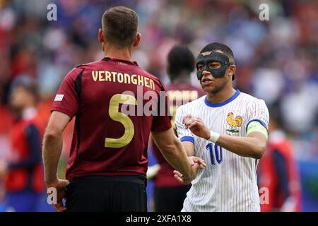 DUSSELDORF, GERMANIA - 01 LUGLIO: Kylian Mbappe di Francia con Jan Vertonghen del Belgio durante il round di UEFA EURO 2024 del 16 tra Francia e Belgio all'Arena di Düsseldorf il 1° luglio 2024 a Dusseldorf, Germania. © diebilderwelt / Alamy Stock Foto Stock