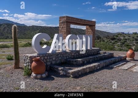 L'insegna accanto all'ingresso della città di Cachi nelle valli di Calchaqui in Argentina. Foto Stock