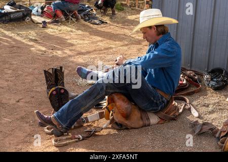 Il cowboy bronc Saddle Garret Uptain si siede sulla sua sella e si prepara a gareggiare in un rodeo nello Utah rurale. Foto Stock