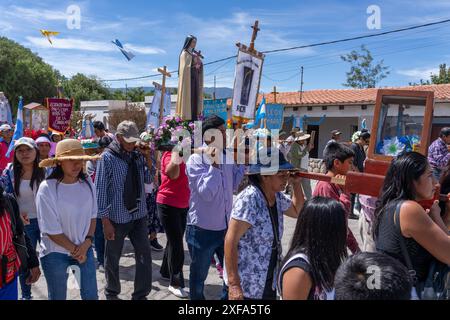 I parrocchiani portano statue e icone religiose nella processione del giorno di San Giuseppe a Cachi, Argentina. Foto Stock