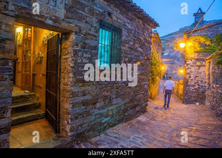 Facciata del ristorante e tipica strada, Vista notte. Patones de Arriba, provincia di Madrid, Spagna. Foto Stock