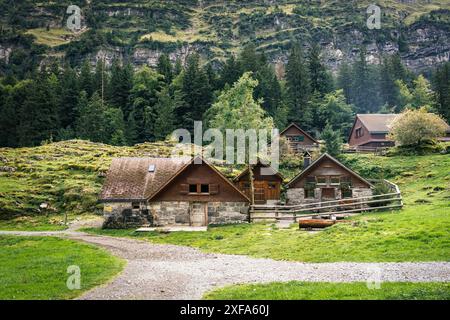 Villaggio rustico sul monte Alpstein tra le piste alpine del Seealpsee durante l'estate ad Appenzell, Svizzera Foto Stock