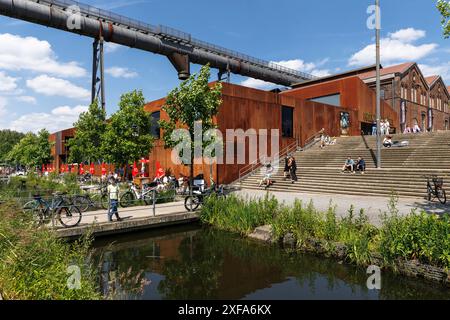 Bacini d'acqua di fronte alla Phoenix Hall, ex sala di produzione del gas dell'acciaieria Hoesch Phoenix West nel distretto Hoerde di Dortmund, Reno settentrionale- Foto Stock