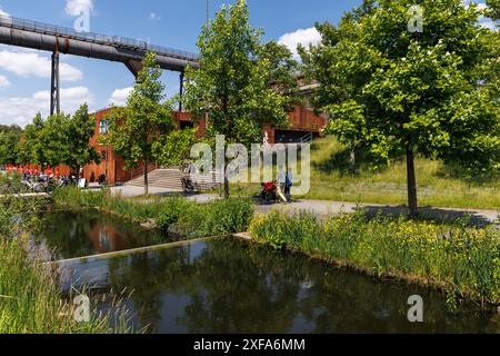 Bacini d'acqua di fronte alla Phoenix Hall, ex sala di produzione del gas dell'acciaieria Hoesch Phoenix West nel distretto Hoerde di Dortmund, Reno settentrionale- Foto Stock