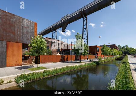 Bacini d'acqua di fronte alla Phoenix Hall, ex sala di produzione del gas dell'acciaieria Hoesch Phoenix West nel distretto Hoerde di Dortmund, Reno settentrionale- Foto Stock