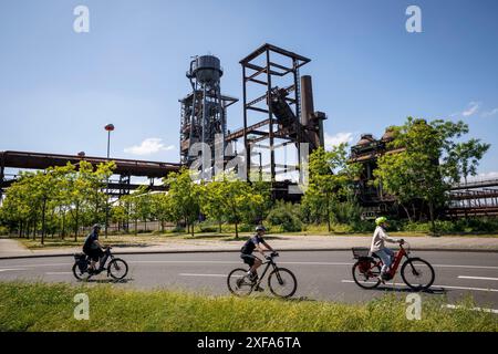 Autista di biciclette di fronte all'ex fonderia Hoesch Phoenix West, Dortmund, Renania settentrionale-Vestfalia, Germania. Fahrradfahrer vor dem ehemaligen Hoesch Foto Stock