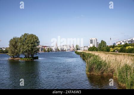 Il lago Phoenix nel quartiere Hoerde, vista sulla sponda occidentale. Il lago e i suoi edifici vicini sono stati costruiti sul sito dell'ex Phoenix OS Foto Stock