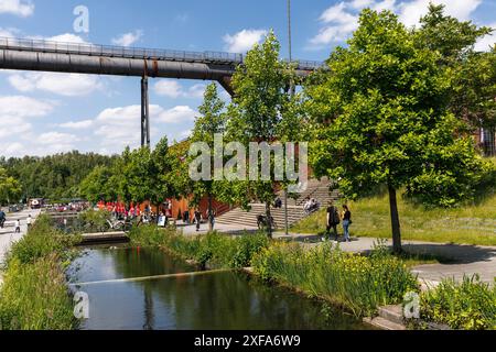 Bacini d'acqua di fronte alla Phoenix Hall, ex sala di produzione del gas dell'acciaieria Hoesch Phoenix West nel distretto Hoerde di Dortmund, Reno settentrionale- Foto Stock