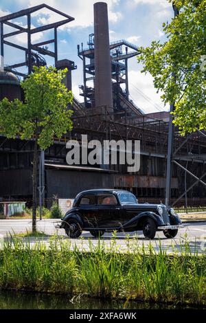 Una Mercedes-Benz W 136 si trova di fronte all'altoforno dell'ex fonderia Hoesch Phoenix West, Dortmund, Renania settentrionale-Vestfalia, Germania. ein Foto Stock