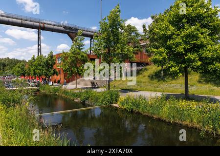 Bacini d'acqua di fronte alla Phoenix Hall, ex sala di produzione del gas dell'acciaieria Hoesch Phoenix West nel distretto Hoerde di Dortmund, Reno settentrionale- Foto Stock