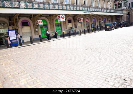 Gli ingressi chiusi sono visibili alla stazione di Charing Cross a Londra, mentre i passeggeri del treno subiscono disagi a causa dell'ultimo sciopero ferroviario. Foto Stock