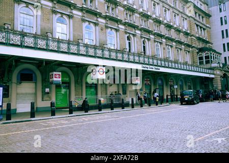 Gli ingressi chiusi sono visibili alla stazione di Charing Cross a Londra, mentre i passeggeri del treno subiscono disagi a causa dell'ultimo sciopero ferroviario. Foto Stock