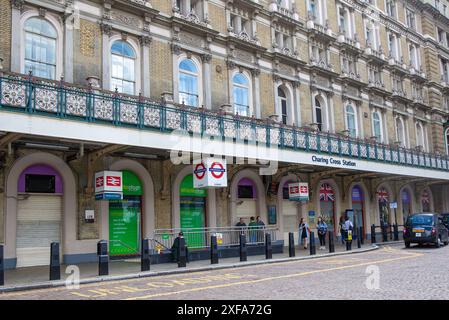 Gli ingressi chiusi sono visibili alla stazione di Charing Cross a Londra, mentre i passeggeri del treno subiscono disagi a causa dell'ultimo sciopero ferroviario. Foto Stock