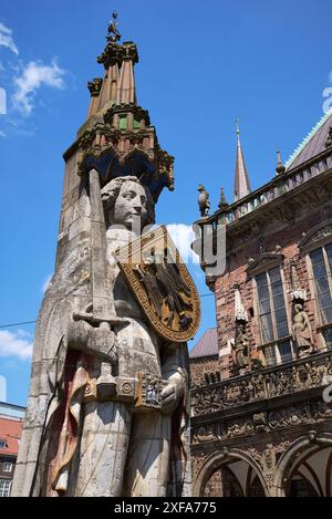 Roland Statue vor dem Rathaus a Brema, Germania 2024. Brema è la seconda città più popolosa della Germania settentrionale. Foto Stock