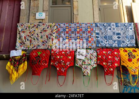 Oporto, Portogallo - 24 novembre 2023: Esposizione di un negozio di souvenir in una strada commerciale di Oporto o Porto, Portogallo Foto Stock